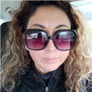 Profesora de administración ofrece clases diferentes ramos jovenes